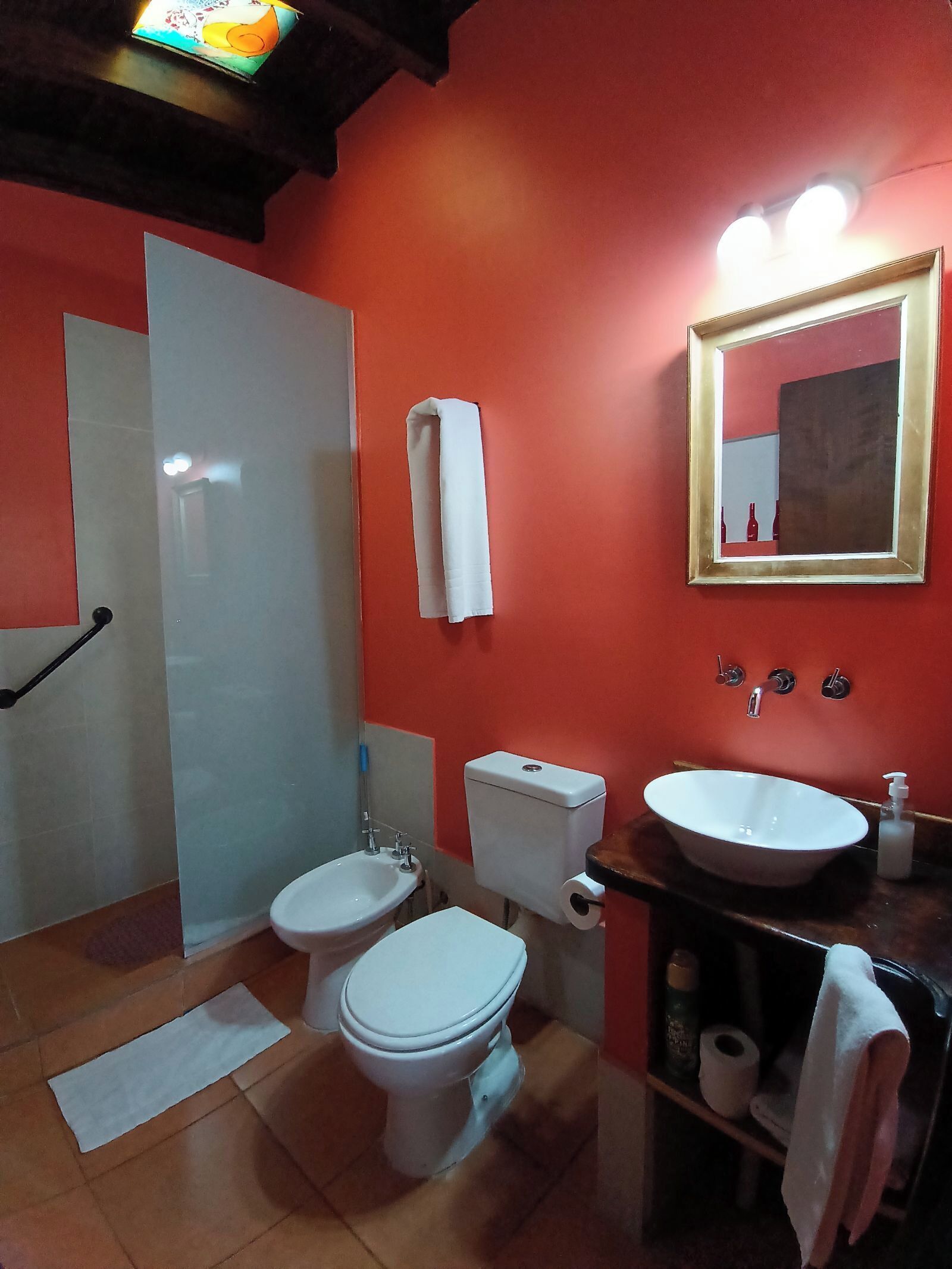 Cabaña clásica, patio | Baño | Regadera, amenidades de baño gratuitas, secadora de cabello, toallas 