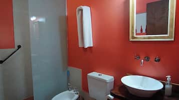 Cabaña clásica, patio | Baño | Regadera, amenidades de baño gratuitas, secadora de cabello, toallas