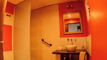 Een badkamer met toilet, wastafel en douche.