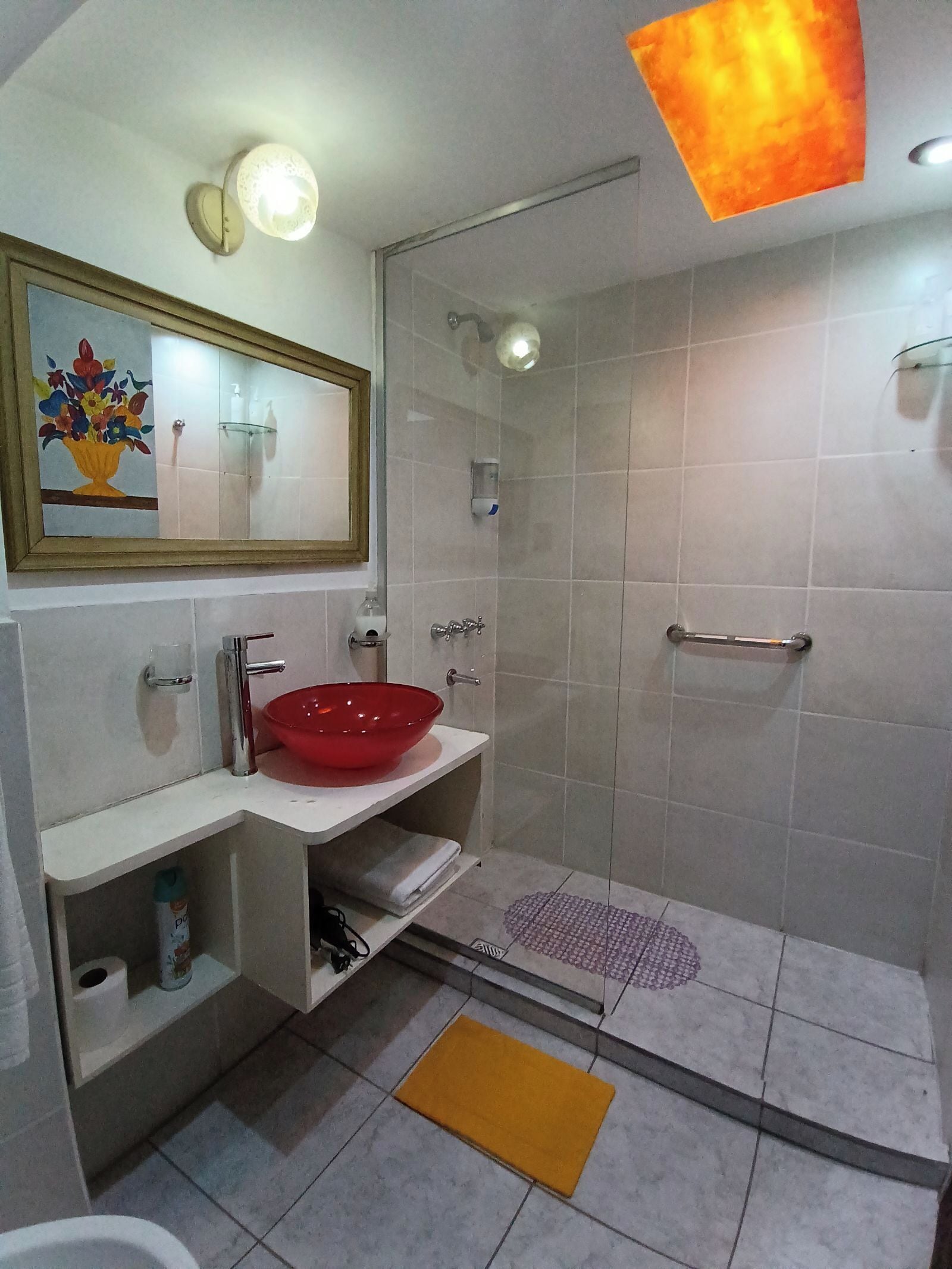 Habitación Confort, patio, vista al jardín | Baño | Regadera, amenidades de baño gratuitas, secadora de cabello, toallas 