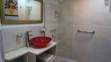 Habitación Confort, patio, vista al jardín | Baño | Regadera, amenidades de baño gratuitas, secadora de cabello, toallas