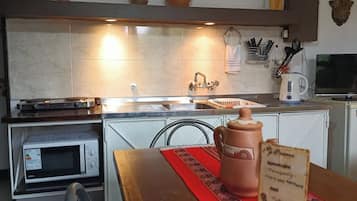 Cabaña Confort, patio, vista al jardín | Cocina privada | Frigobar y microondas