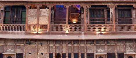 Un edificio tradicional con intrincados grabados y varios balcones.
