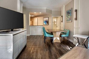 Dining - Stylish 1BR suite with king bed & balcony (Orlando)