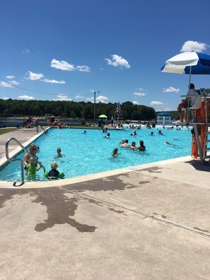 Outdoor pool - Cozy 3-bedroom cabin in soothing Pocono Lake with AC, pools, lake, tennis court (Pocono lake)