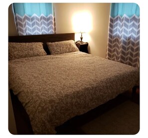 Iron/ironing board, WiFi, bed sheets - Cozy 3-bedroom cabin in soothing Pocono Lake with AC, pools, lake, tennis court (Pocono lake)
