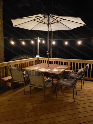 Outdoor dining - Cozy 3-bedroom cabin in soothing Pocono Lake with AC, pools, lake, tennis court (Pocono lake)