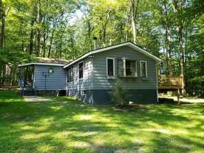 Exterior - Cozy 3-bedroom cabin in soothing Pocono Lake with AC, pools, lake, tennis court (Pocono lake)