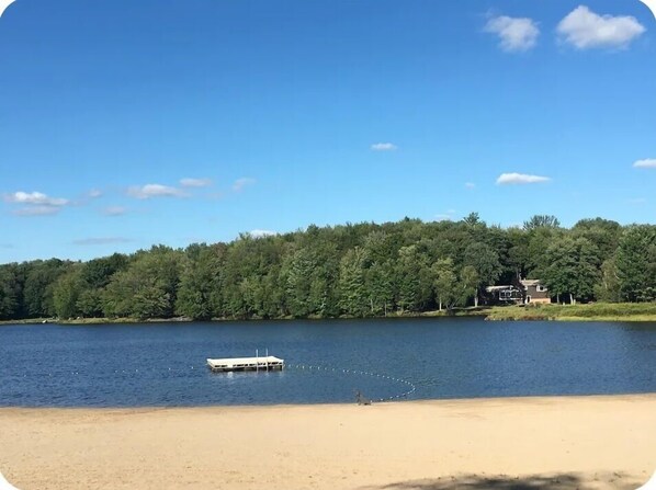 Beach - Cozy 3-bedroom cabin in soothing Pocono Lake with AC, pools, lake, tennis court (Pocono lake)