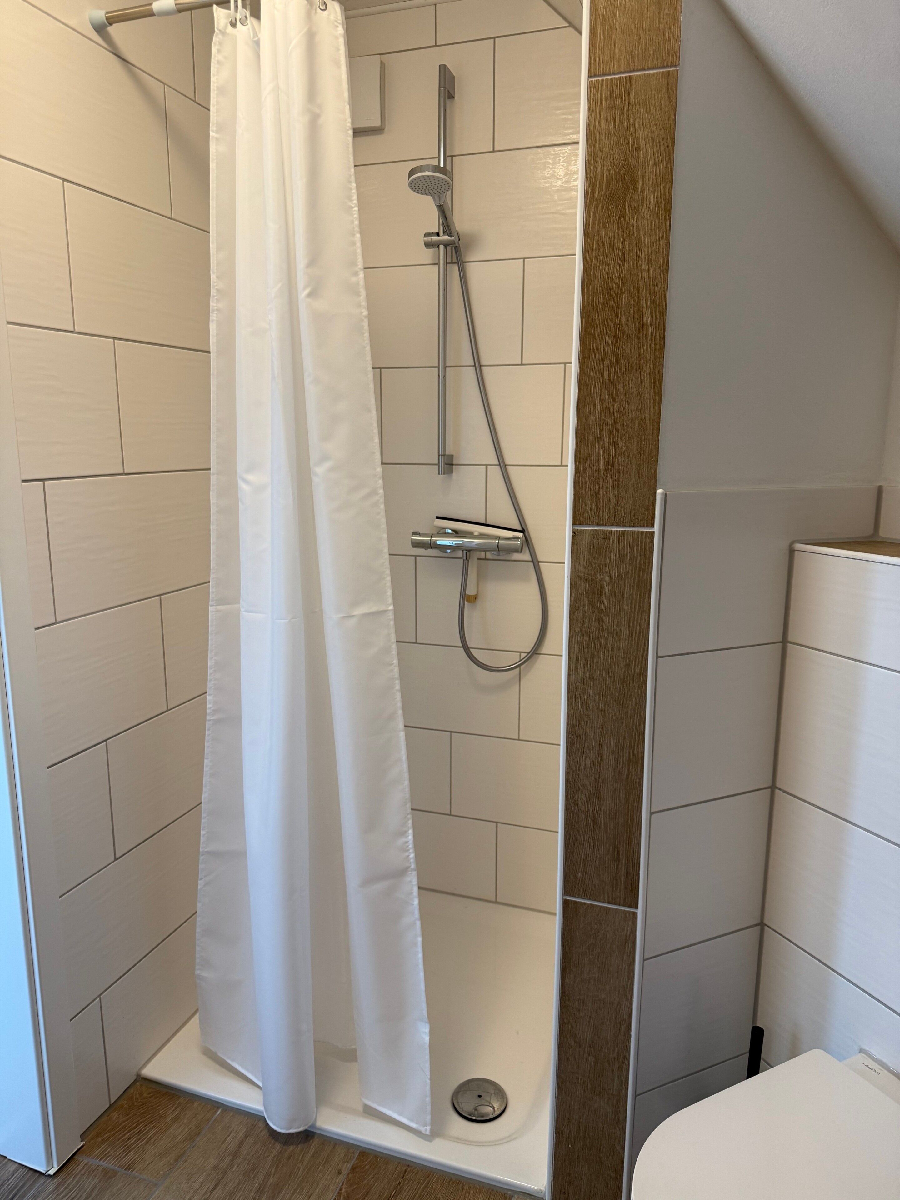 Douche, sèche-cheveux, serviettes fournies