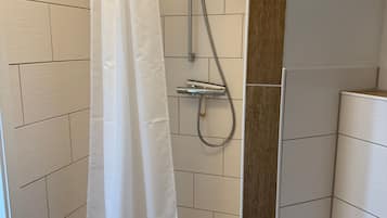 Douche, sèche-cheveux, serviettes fournies