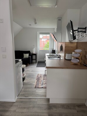 Wasserkocher mit Kaffee-/Teezubehör, Kühlschrank, Mikrowelle, Ofen