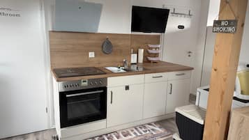 Wasserkocher mit Kaffee-/Teezubehör, Kühlschrank, Mikrowelle, Ofen