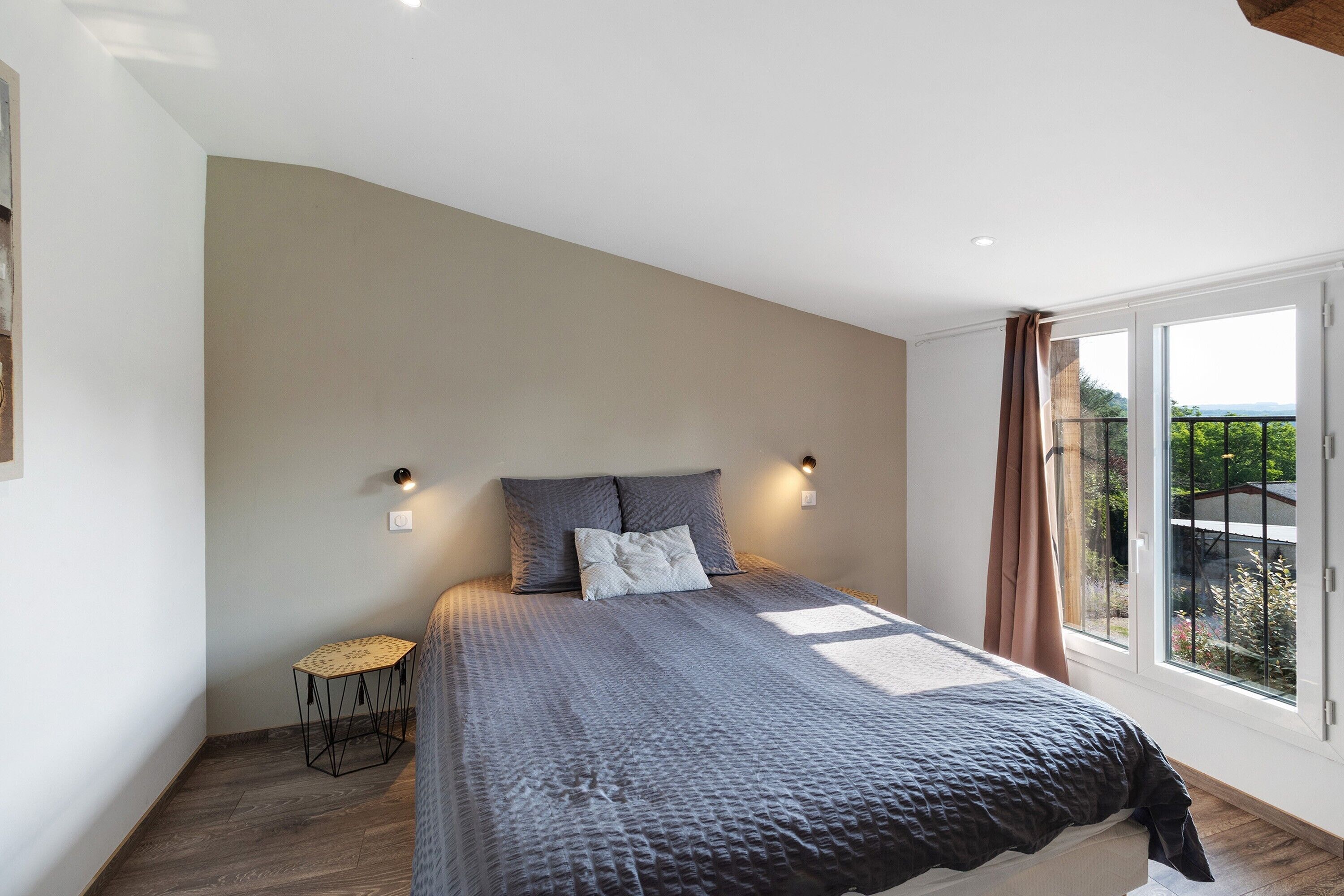 5 bedrooms, iron/ironing board, WiFi, bed sheets