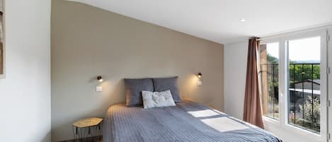 5 bedrooms, iron/ironing board, WiFi, bed sheets