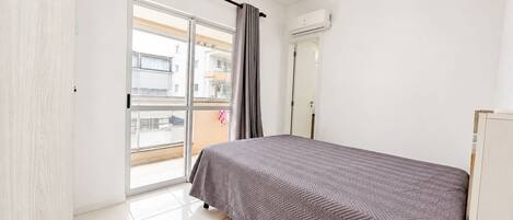 Apartamento | Cortinas blackout, ferros/tábuas de passar roupa, Wi-Fi de cortesia