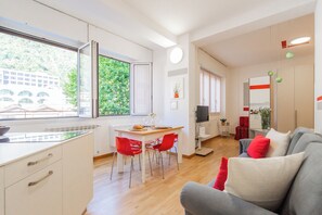 A modern apartment with a dining area, kitchen, and living space. - Nineteen by Rent All Como (Como)