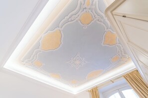 Eine Decke mit aufwendigen, symmetrischen Mustern und einer zentralen Medaillon.