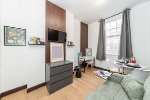 TV - Newly Renovated Kensington Home | Prime Location (Greater London)
