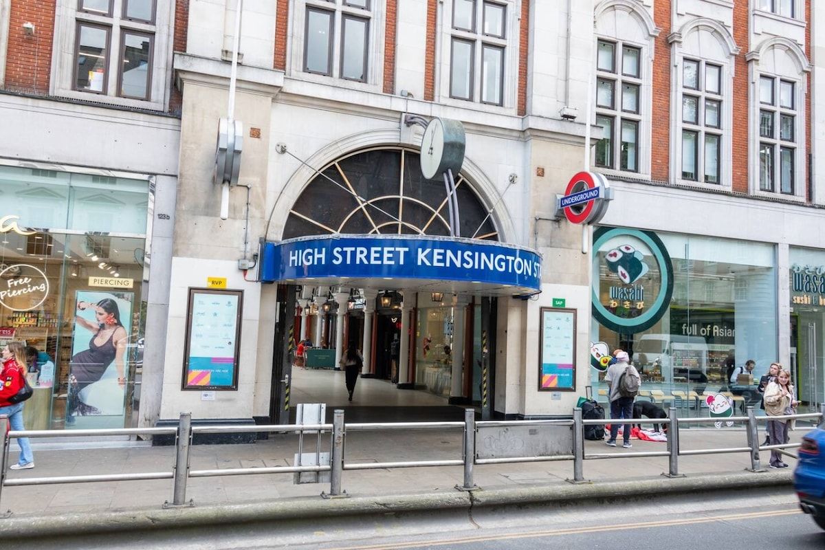 Un bâtiment avec une enseigne bleue sur laquelle on peut lire : « HIGH STREET KENSINGTON ST. »