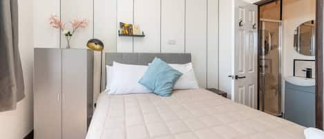 Tabla de planchar con plancha, wifi y ropa de cama