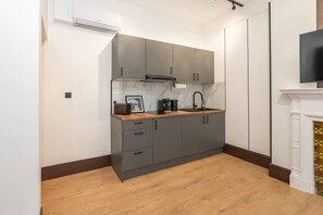 Coffee/tea maker, microwave, stovetop, toaster - New Kensington Flat Perfect Location with AC (Greater London)