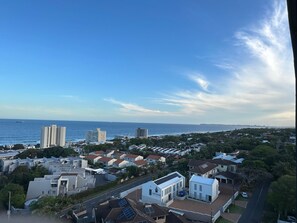 A residential area with houses, a road, and a view of the sea. - Blackbrick Hotel Umhlanga (uMhlanga)