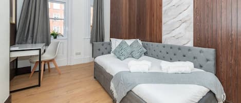 2 habitaciones, escritorio, tabla de planchar con plancha y wifi