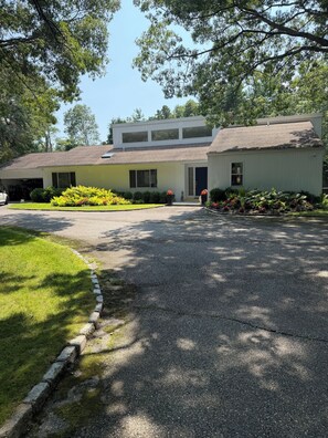Exterior - 4-bedroom house in excellent East Quogue with tennis court and pool (East Quogue)