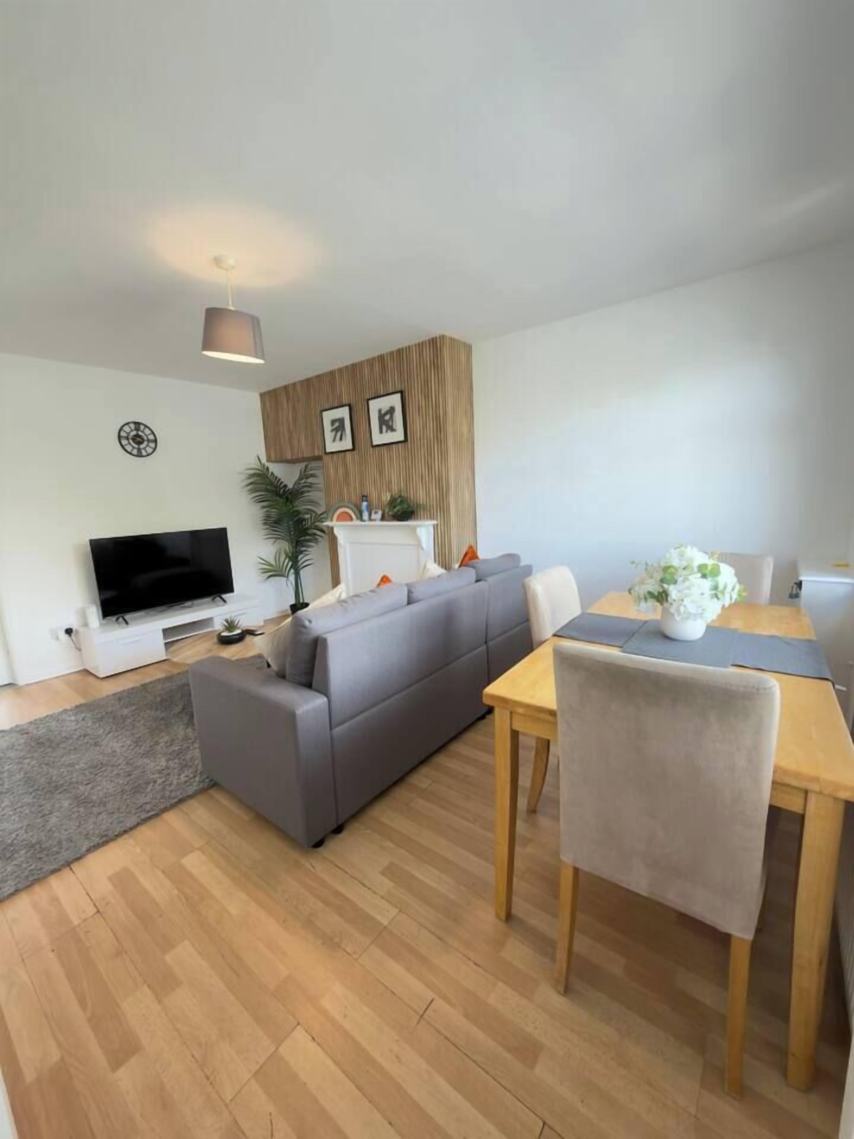 Family & Contractor Haven | Sleeps 6 | Parking & Garden - Wolverhampton