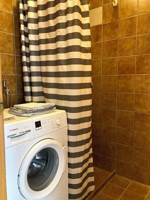 Shower, towels - Charming Apartment in Central Kolding – Perfect for Business or Leisure (Kolding)