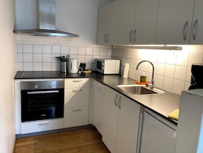 Private kitchen - Charming Apartment in Central Kolding – Perfect for Business or Leisure (Kolding)
