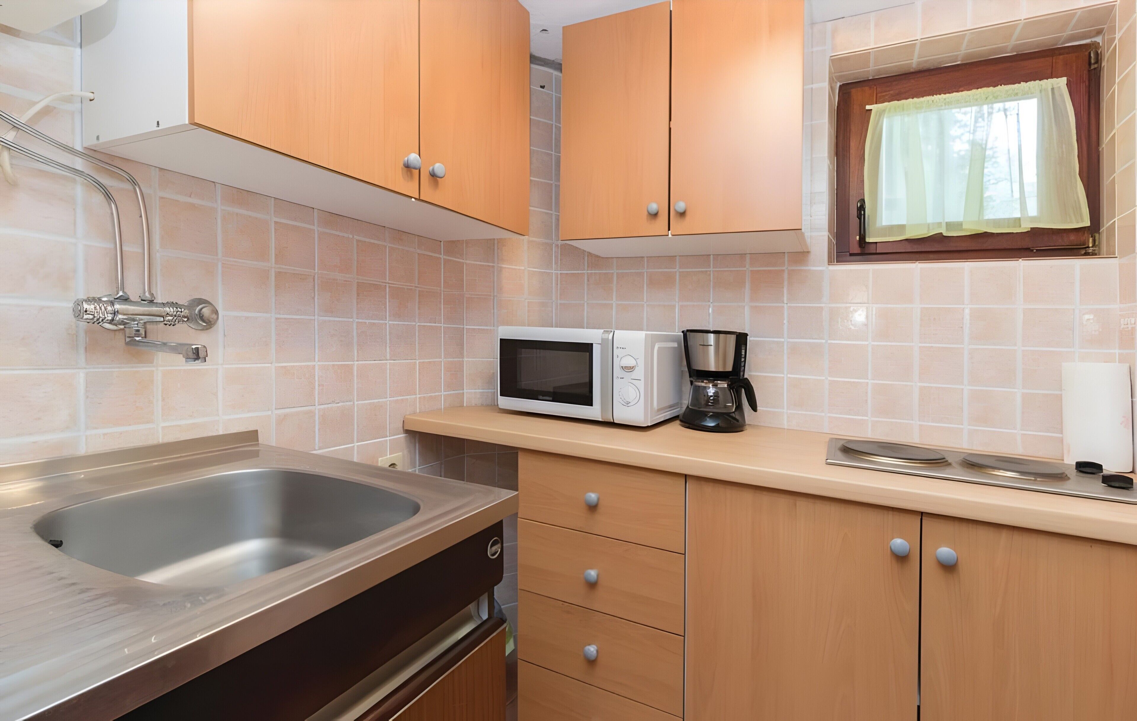 Wasserkocher mit Kaffee-/Teezubehör, Kühlschrank, Mikrowelle, Ofen
