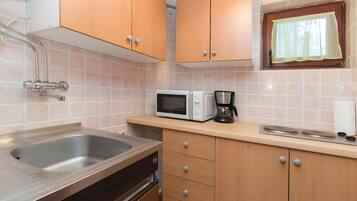 Wasserkocher mit Kaffee-/Teezubehör, Kühlschrank, Mikrowelle, Ofen