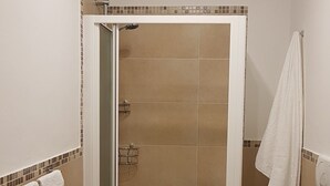 A bathroom with a shower, toilet, and sink. - CASA MIA Guesthouse (Firenze)