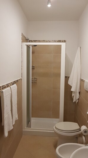 A bathroom with a shower, toilet, and sink. - CASA MIA Guesthouse (Firenze)