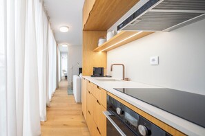 Superior appartement | Privékeuken | Een koelkast, een magnetron, een oven, een kookplaat