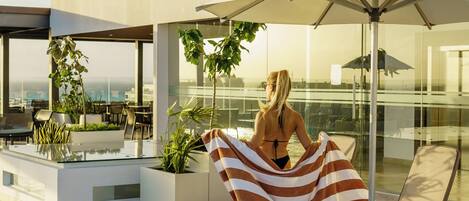4 outdoor pools