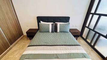 Caja de seguridad en la habitación y tabla de planchar con plancha