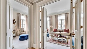 A spacious living room with a sofa set, a coffee table, and a patterned rug. - Elegant Mayfair Home Central AC Mount Street (London)
