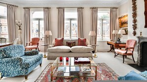 A spacious living room with a large sofa, two armchairs, a coffee table, and a fireplace. - Elegant Mayfair Home Central AC Mount Street (London)