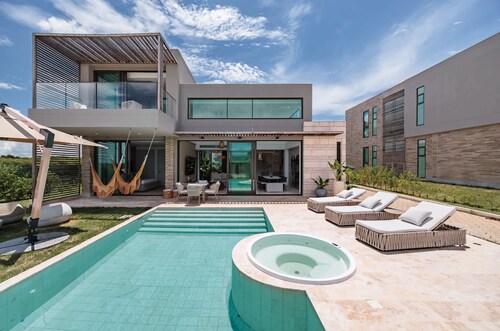Modern 4 Bedroom Villa With Tropical Vibes in Baru