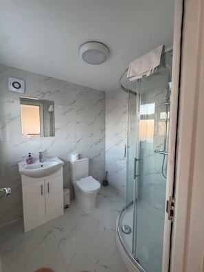Een douche, een haardroger, handdoeken