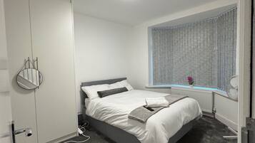 Tabla de planchar con plancha, wifi gratis y ropa de cama