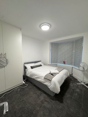 Een strijkplank/strijkijzer, gratis wifi, beddengoed