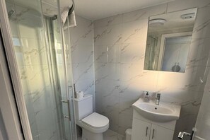 Chuveiro, secador de cabelo, toalhas de banho 