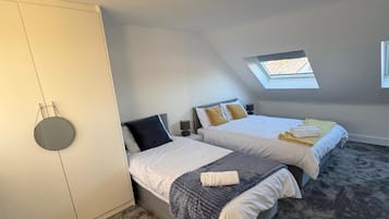 Tabla de planchar con plancha, wifi gratis, ropa de cama