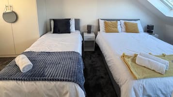 Tabla de planchar con plancha, wifi gratis, ropa de cama