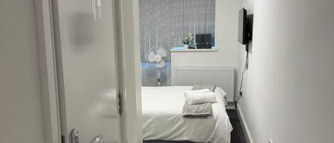 Iron/ironing board, free WiFi, bed sheets