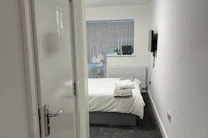 Iron/ironing board, free WiFi, bed sheets - Near Heathrow - Studio - Wifi - Parking - Sleeps 2 (Uxbridge)
